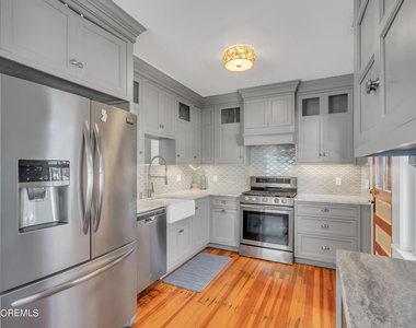 210 Roosevelt Avenue - Photo Thumbnail 14