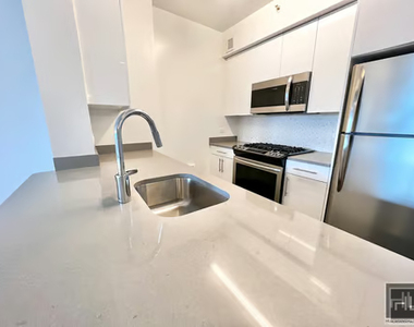 West 57th Street - Photo Thumbnail 3