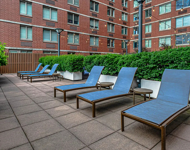 West 37th Street - Photo Thumbnail 4