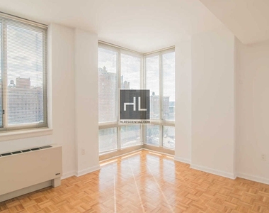 West 37th Street - Photo Thumbnail 2