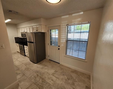 716 W Mulberry Street - Photo Thumbnail 6