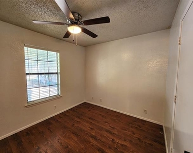716 W Mulberry Street - Photo Thumbnail 15