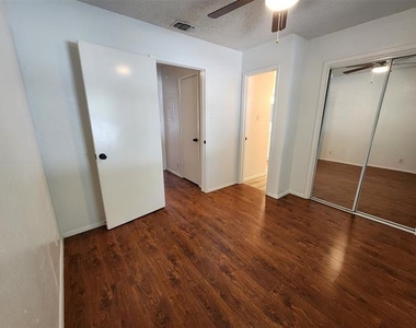716 W Mulberry Street - Photo Thumbnail 16
