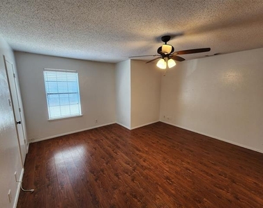 716 W Mulberry Street - Photo Thumbnail 9