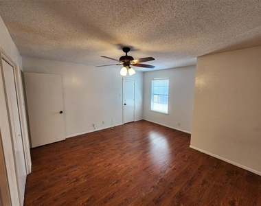 716 W Mulberry Street - Photo Thumbnail 8