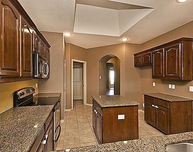3205 Buckthorn Lane - Photo Thumbnail 5