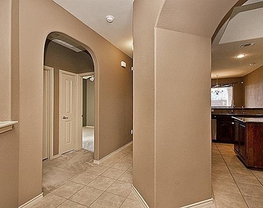 3205 Buckthorn Lane - Photo Thumbnail 4