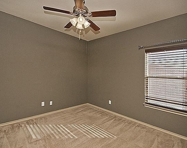 3205 Buckthorn Lane - Photo Thumbnail 7
