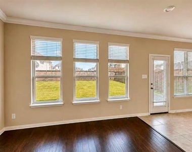 2316 Grant Park Way - Photo Thumbnail 6