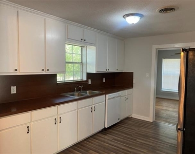 403 Marshall Street - Photo Thumbnail 4