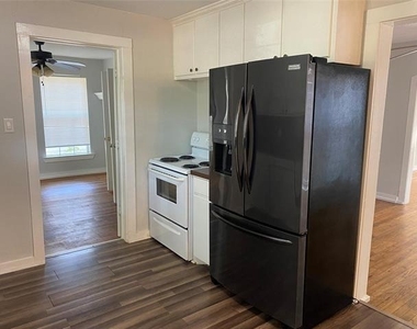403 Marshall Street - Photo Thumbnail 3