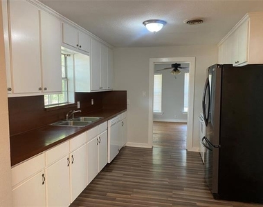 403 Marshall Street - Photo Thumbnail 2