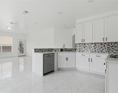 5001 Spicewood Drive - Photo Thumbnail 10