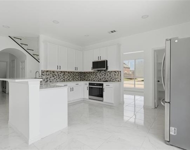5001 Spicewood Drive - Photo Thumbnail 8