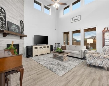 1904 Frediano Lane - Photo Thumbnail 8