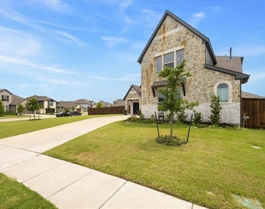 1904 Frediano Lane - Photo Thumbnail 3