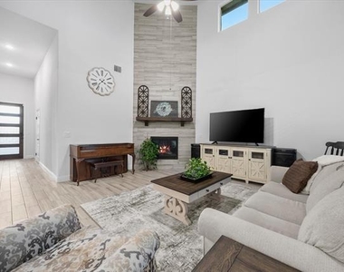 1904 Frediano Lane - Photo Thumbnail 9