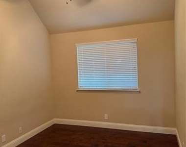 4303 Oak Bluff Drive - Photo Thumbnail 12