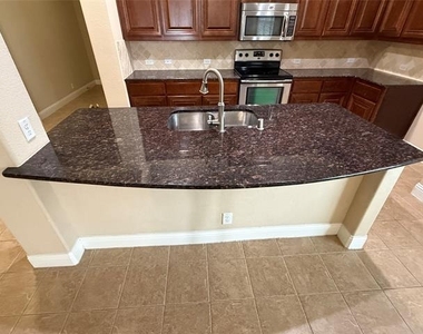 4303 Oak Bluff Drive - Photo Thumbnail 6