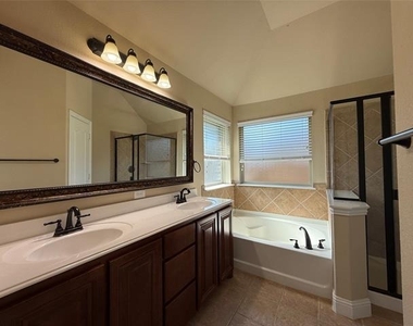 4303 Oak Bluff Drive - Photo Thumbnail 22