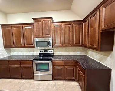 4303 Oak Bluff Drive - Photo Thumbnail 7