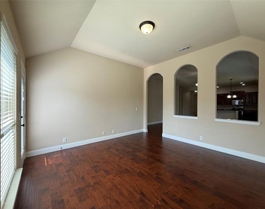 4303 Oak Bluff Drive - Photo Thumbnail 16
