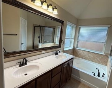 4303 Oak Bluff Drive - Photo Thumbnail 9
