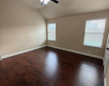 4303 Oak Bluff Drive - Photo Thumbnail 8