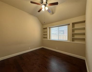 4303 Oak Bluff Drive - Photo Thumbnail 24