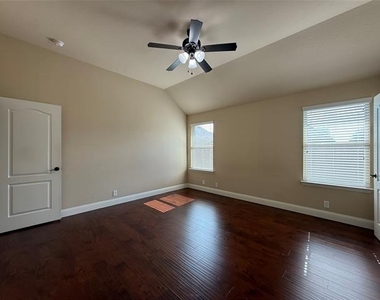 4303 Oak Bluff Drive - Photo Thumbnail 20