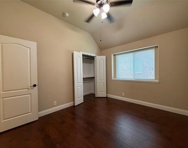 4303 Oak Bluff Drive - Photo Thumbnail 31