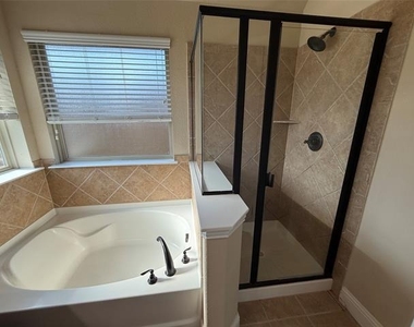 4303 Oak Bluff Drive - Photo Thumbnail 10