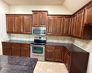 4303 Oak Bluff Drive - Photo Thumbnail 5