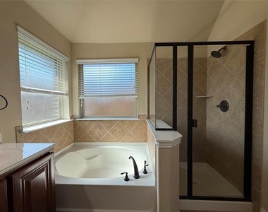 4303 Oak Bluff Drive - Photo Thumbnail 23