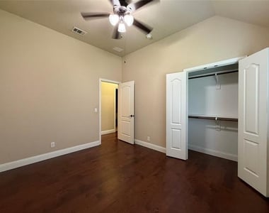 4303 Oak Bluff Drive - Photo Thumbnail 32