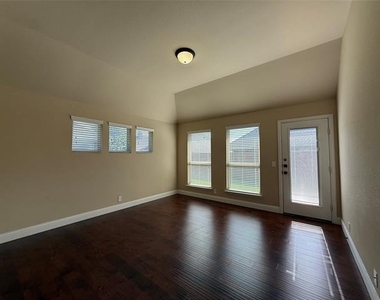 4303 Oak Bluff Drive - Photo Thumbnail 17
