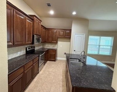 4303 Oak Bluff Drive - Photo Thumbnail 4