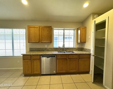 629 N Kenneth Place - Photo Thumbnail 4