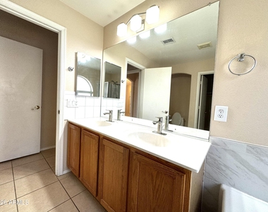 629 N Kenneth Place - Photo Thumbnail 17