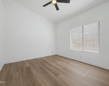 8868 W Laurel Lane - Photo Thumbnail 7