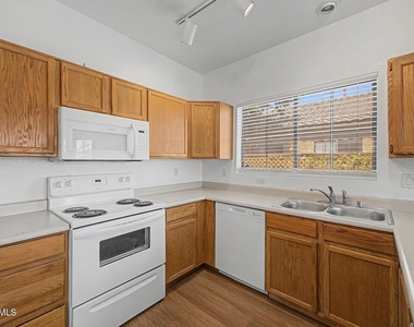 8868 W Laurel Lane - Photo Thumbnail 15