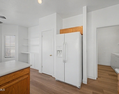 8868 W Laurel Lane - Photo Thumbnail 16
