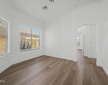 8868 W Laurel Lane - Photo Thumbnail 9
