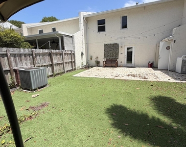 806 Nw 41st Court - Photo Thumbnail 6
