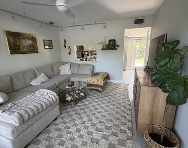 806 Nw 41st Court - Photo Thumbnail 2