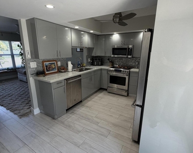 806 Nw 41st Court - Photo Thumbnail 12