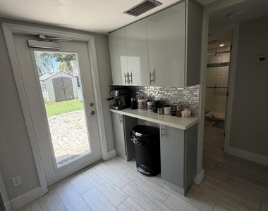 806 Nw 41st Court - Photo Thumbnail 11