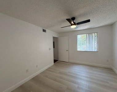 100 Crestwood Court N - Photo Thumbnail 32