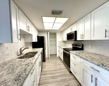 100 Crestwood Court N - Photo Thumbnail 6