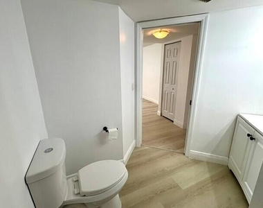 100 Crestwood Court N - Photo Thumbnail 15